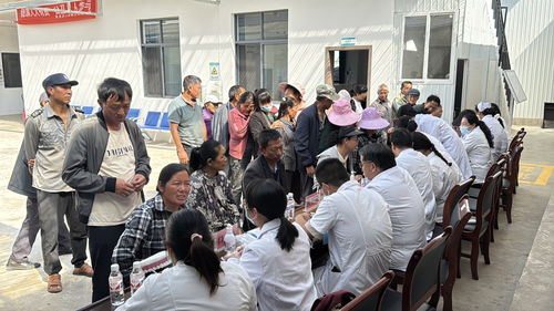 黨旗引領送健康 把脈問診護銀齡——小灣鎮開展健康咨詢服務活動