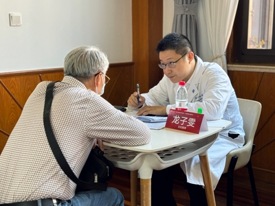 健康義診情暖重陽 復(fù)旦大學(xué)舉辦退休教職工敬老月健康咨詢服務(wù)活動(dòng)